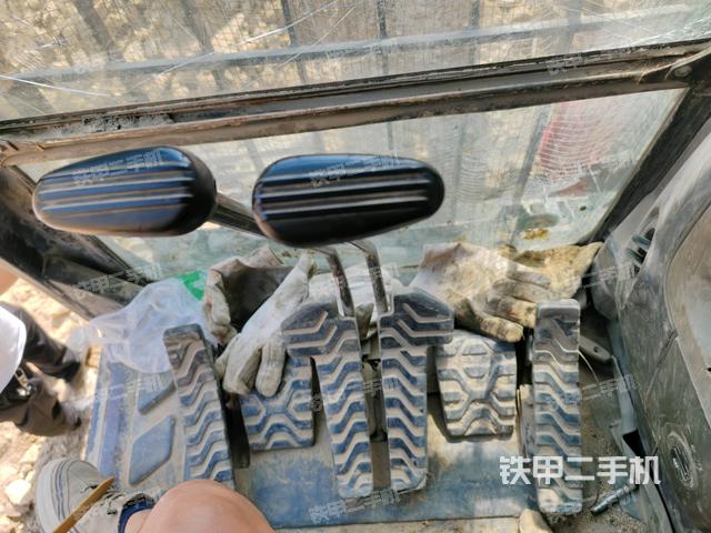 行走控制手柄和踏板?俯拍(駕駛室部分) 行走控制手柄和踏板?俯拍(駕駛室部分)