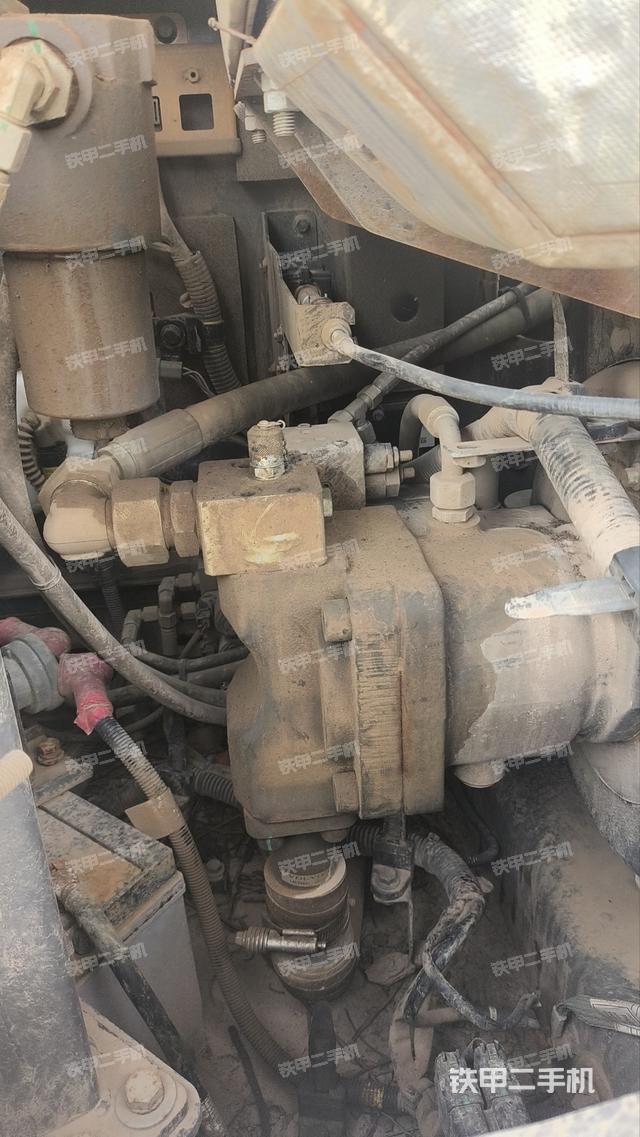 液压泵舱室正面整体（整机外观）