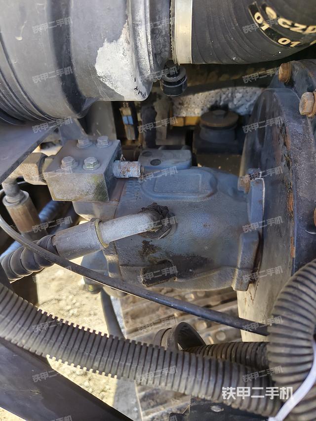 液压泵舱室正面整体（整机外观）