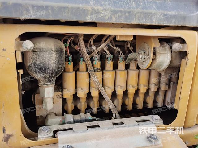 回转马达和主控阀（整机外观）