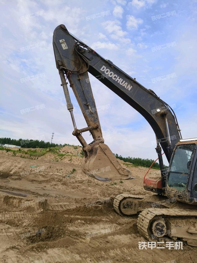 大臂油缸整体 竖拍（工作和回转装置）