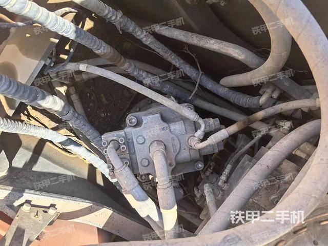 回转马达和主控阀（整机外观）