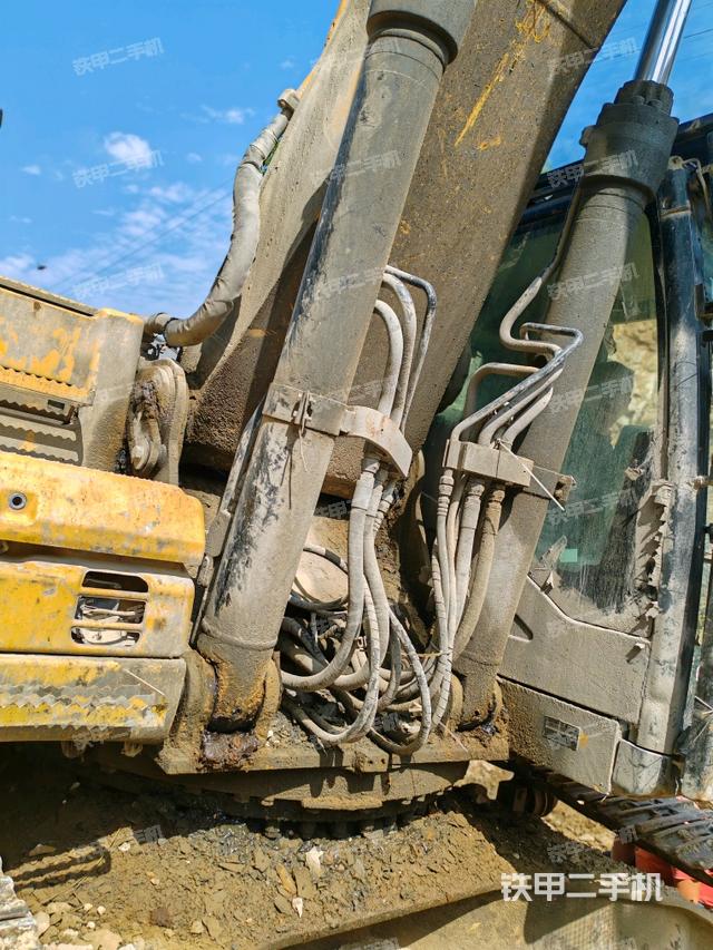 大臂根部?斜視(工作和回轉(zhuǎn)裝置) 大臂根部?斜視(工作和回轉(zhuǎn)裝置)