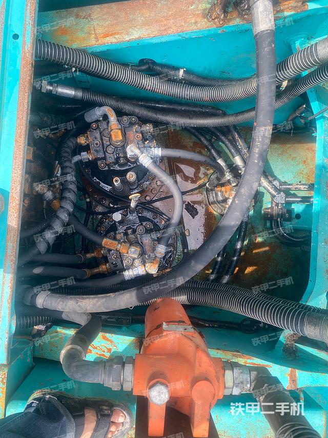 回转马达和主控阀（整机外观）