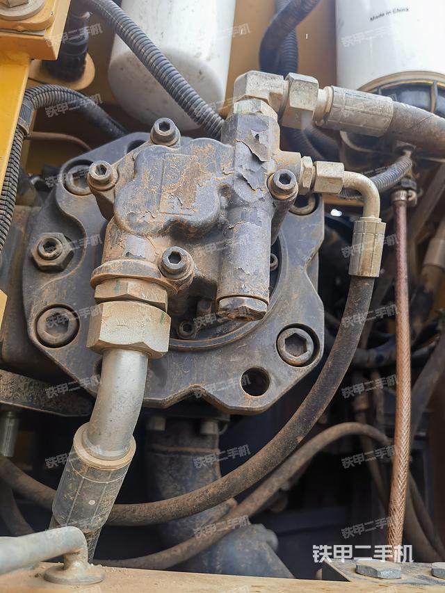 液压泵舱室正面整体（整机外观）