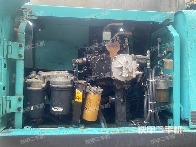 液压泵舱室正面整体（整机外观）