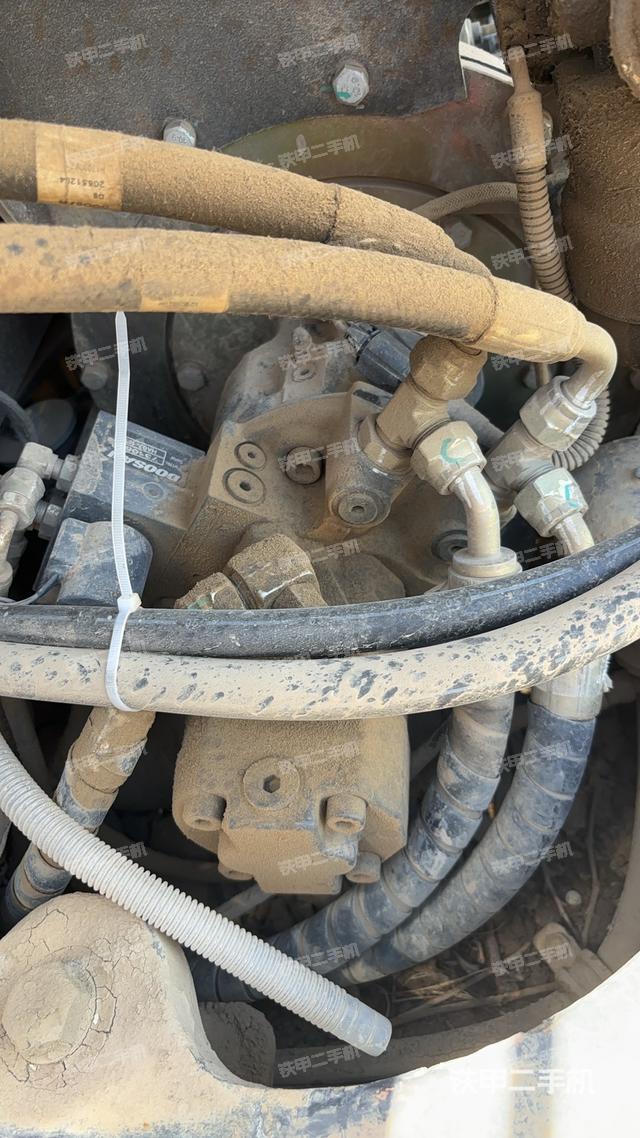 液压泵舱室正面整体（整机外观）