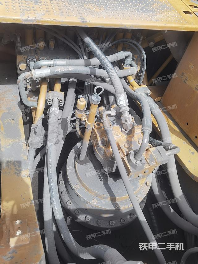 回转马达和主控阀（整机外观）