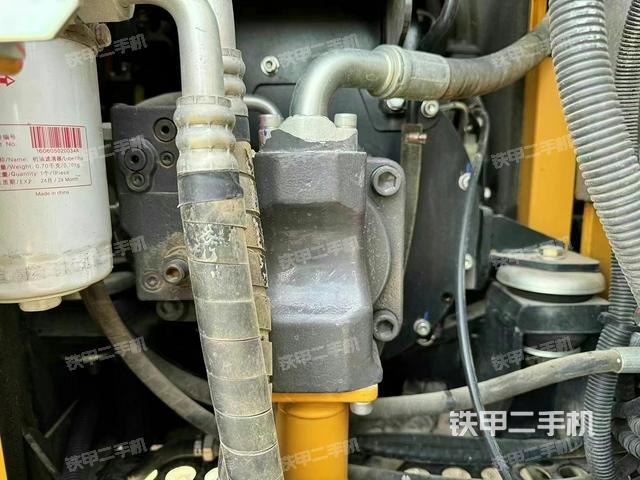 液压泵舱室正面整体（整机外观）