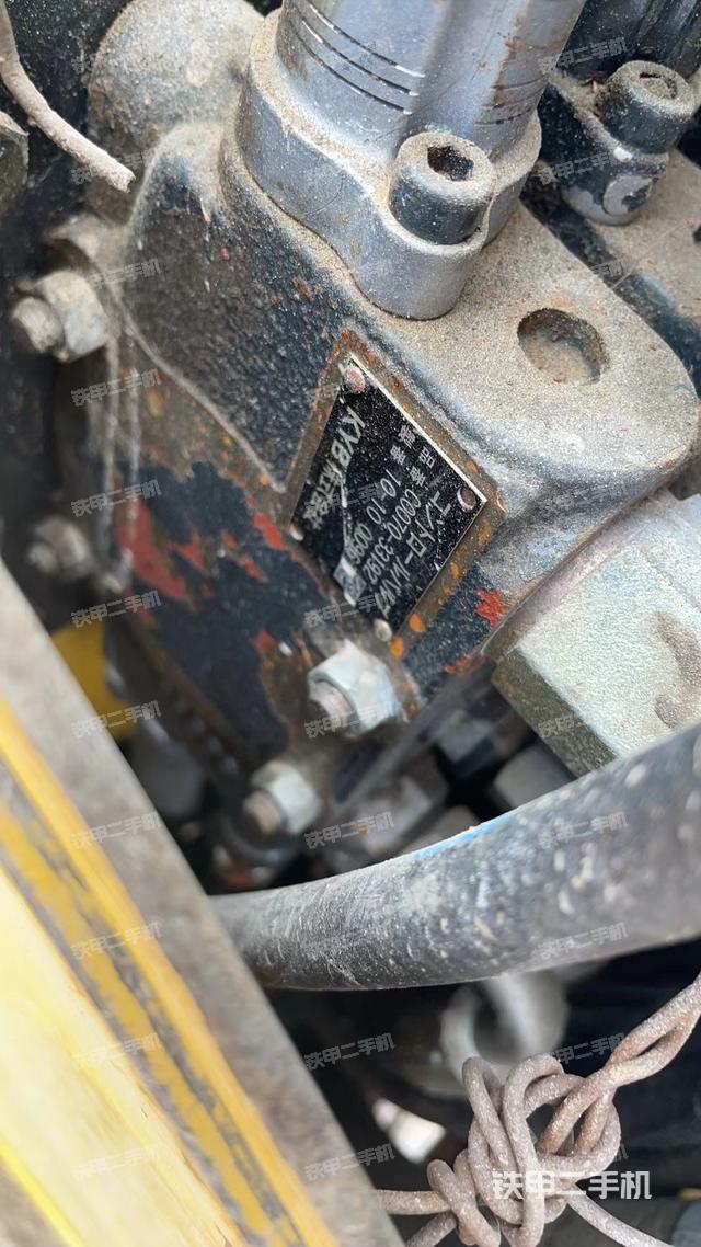 回转马达和主控阀（整机外观）