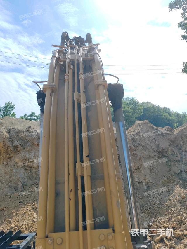 大臂背部俯視(工作和回轉(zhuǎn)裝置) 大臂背部俯視(工作和回轉(zhuǎn)裝置)