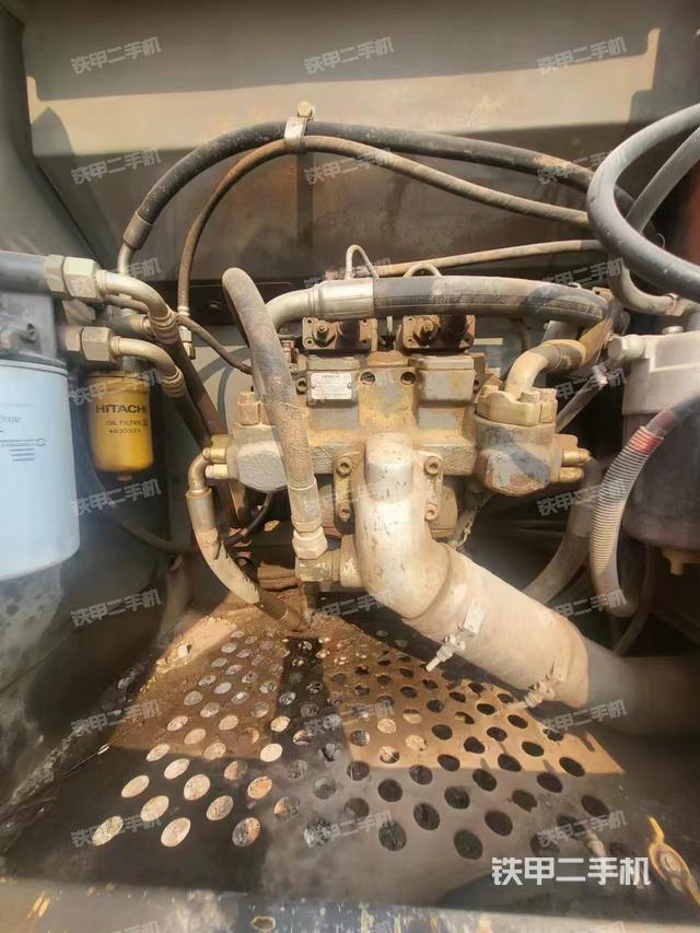 液压泵舱室正面整体（整机外观）