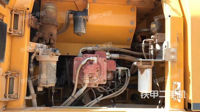 液压泵舱室正面整体（整机外观）