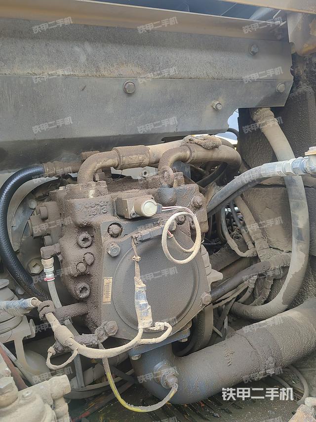 液压泵舱室正面整体（整机外观）