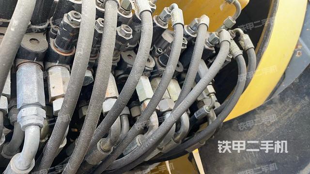 液压泵舱室正面整体（整机外观）