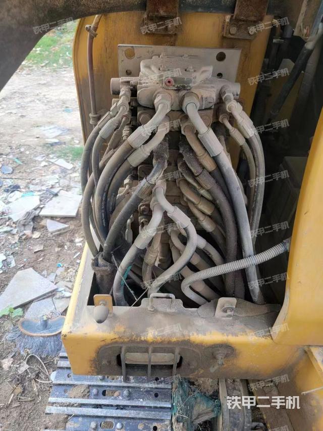 回转马达和主控阀（整机外观）