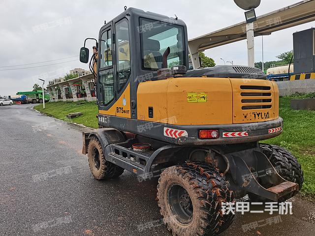 液压泵舱室正面整体（整机外观）