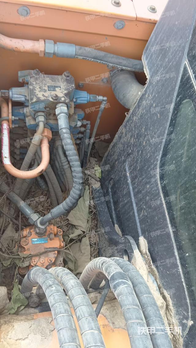 回转马达和主控阀（整机外观）