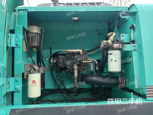 液压泵舱室正面整体（整机外观）