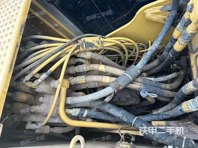 回转马达和主控阀（整机外观）