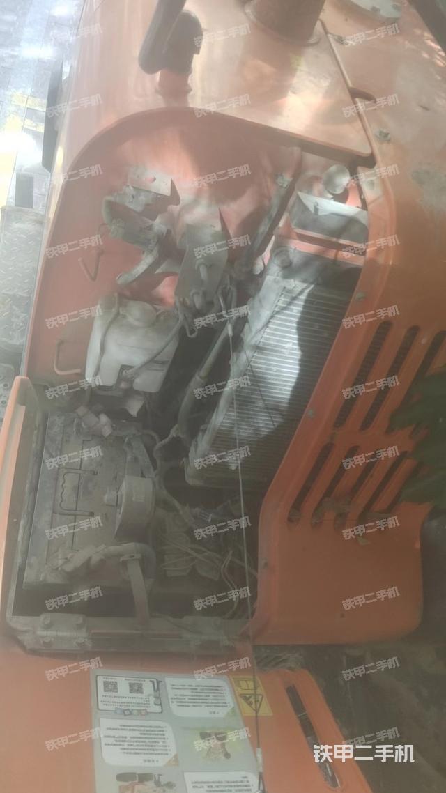 液压泵舱室正面整体（整机外观）