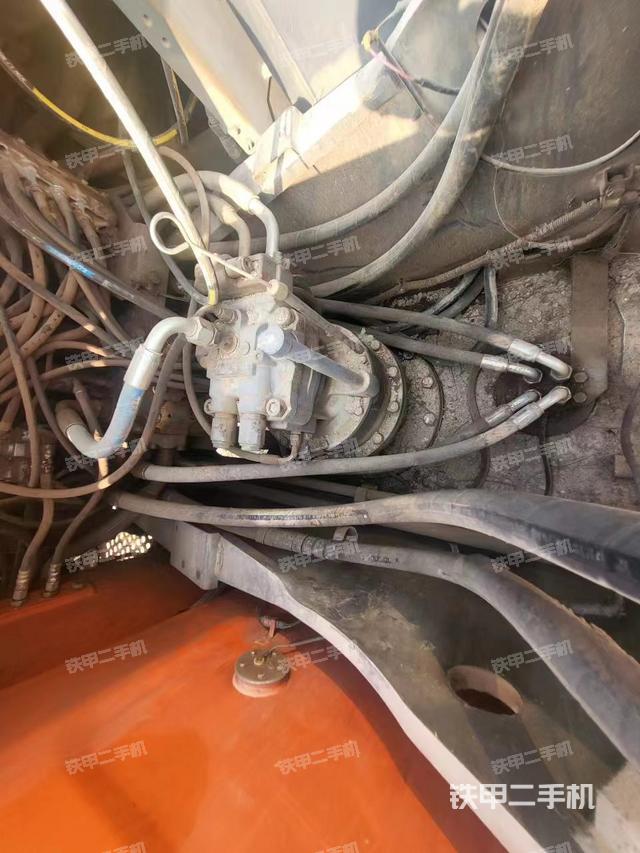 回转马达和主控阀（整机外观）