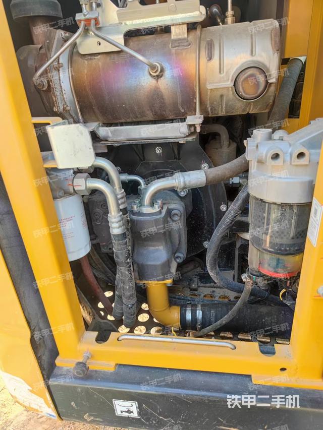 液压泵舱室正面整体（整机外观）