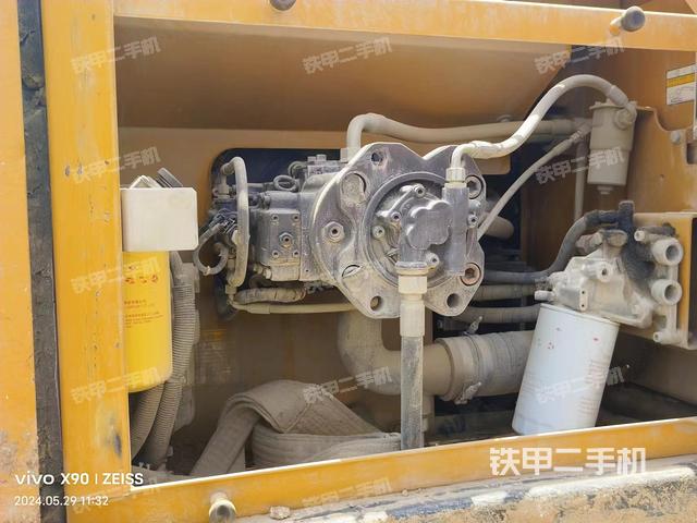 液压泵舱室正面整体（整机外观）