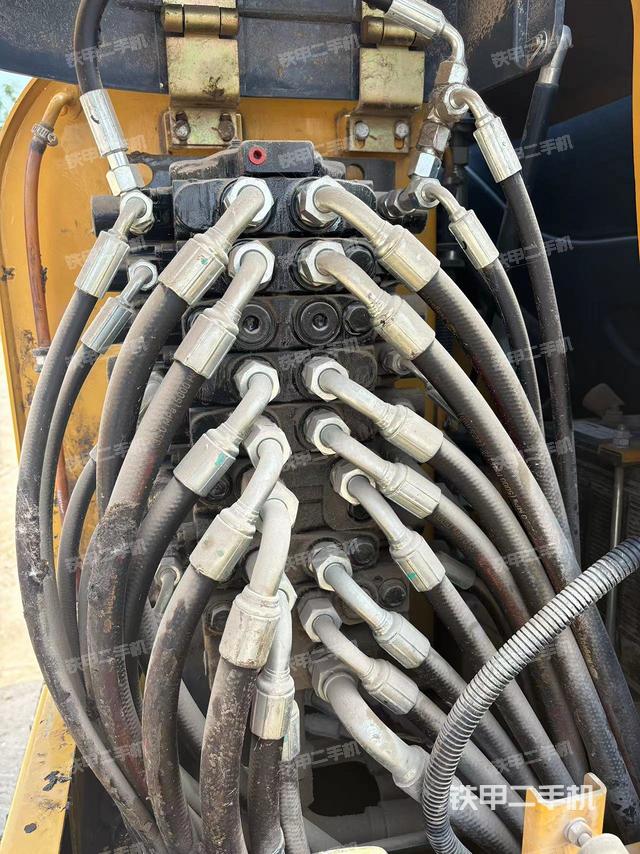 回转马达和主控阀（整机外观）