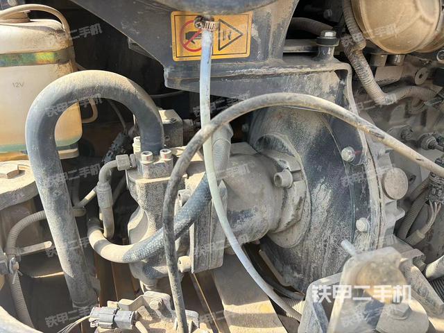 液压泵舱室正面整体（整机外观）