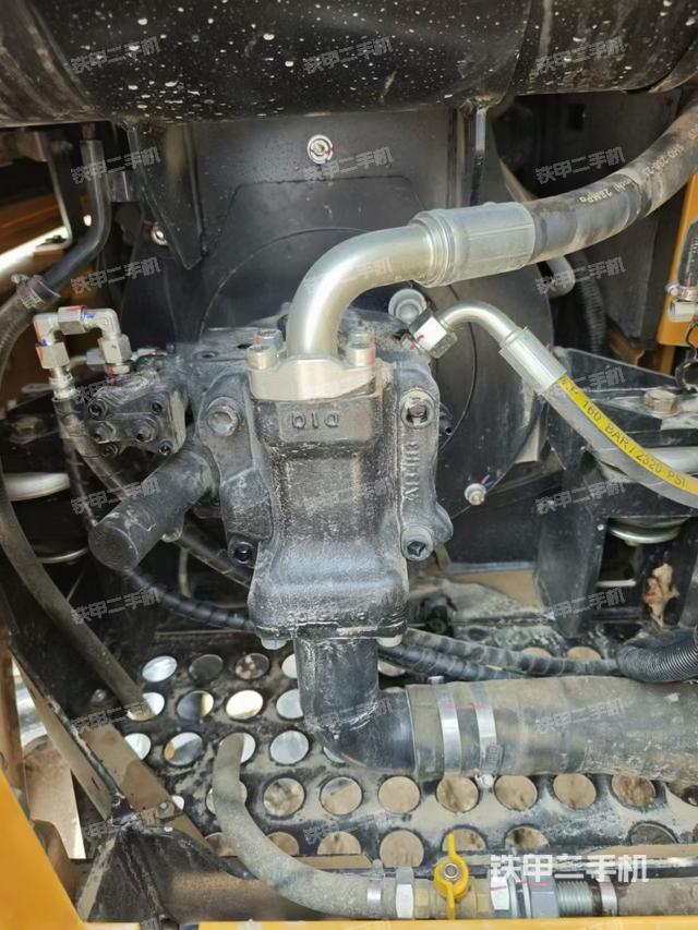 液压泵舱室正面整体（整机外观）