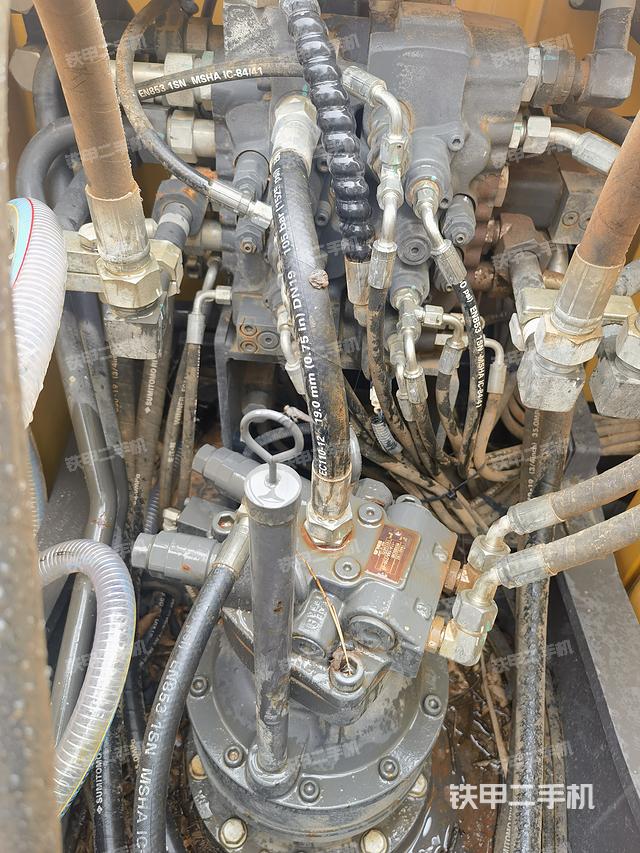 回转马达和主控阀（整机外观）