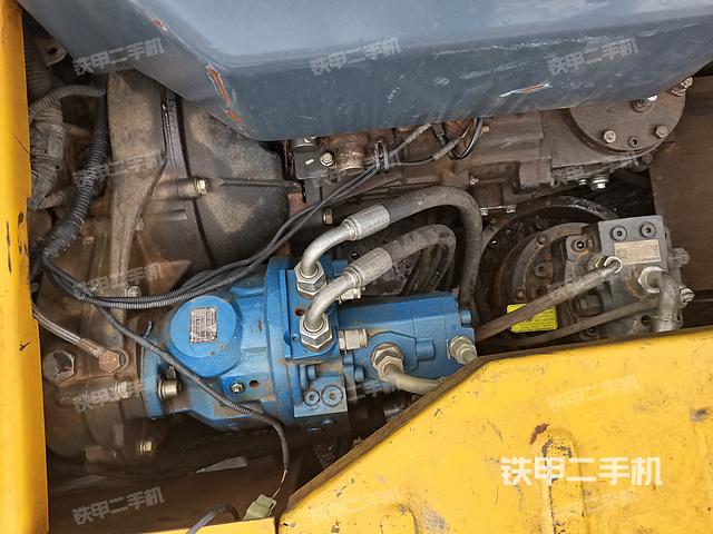 回转马达和主控阀（整机外观）