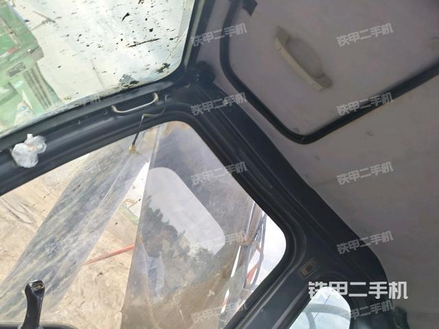 行走控制手柄和踏板 俯拍（驾驶室部分）