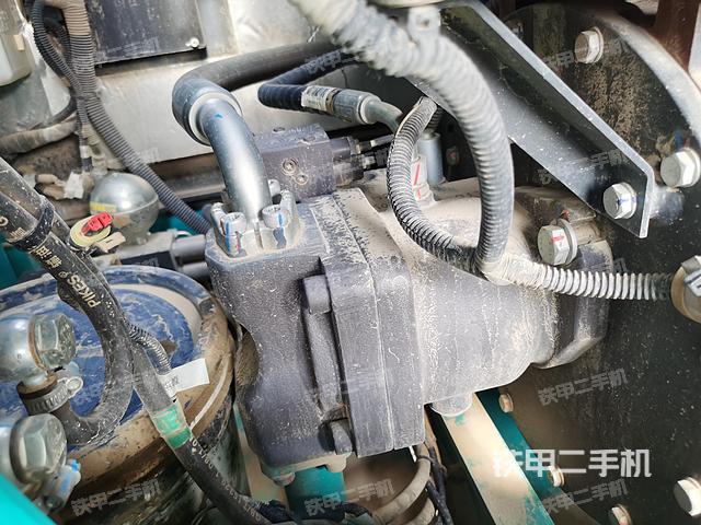 液压泵舱室正面整体（整机外观）