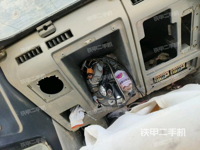 座椅右侧控制台/钥匙门/油门/含右手柄（驾驶室部分）