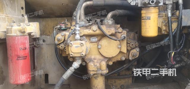 液压泵舱室正面整体（整机外观）