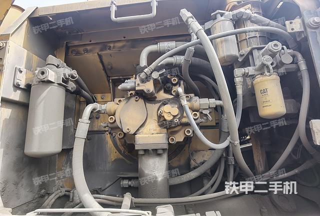 液压泵舱室正面整体（整机外观）