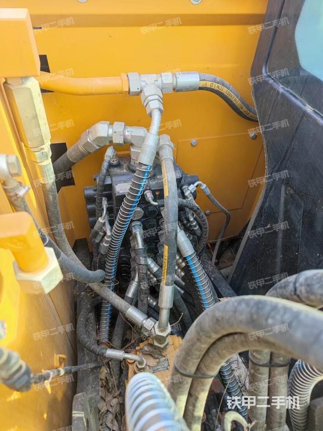 回转马达和主控阀（整机外观）