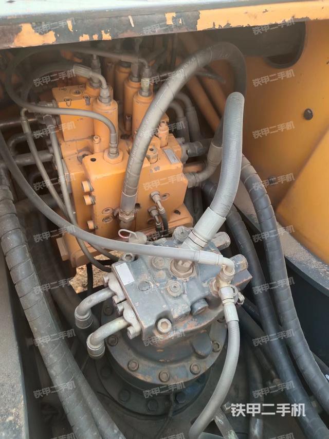 回转马达和主控阀（整机外观）