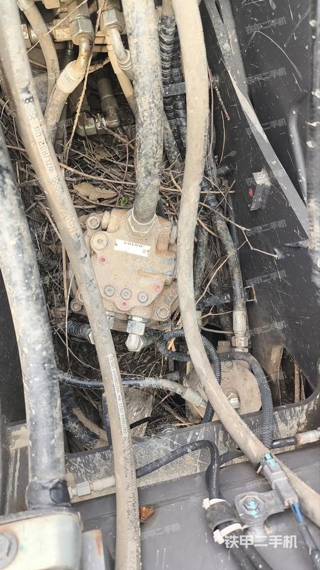 回转马达和主控阀（整机外观）