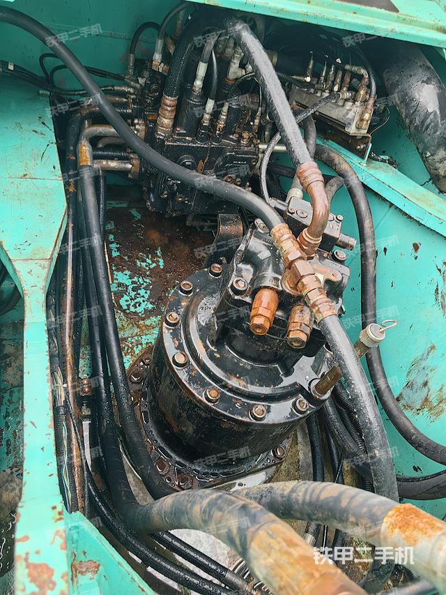 回转马达和主控阀（整机外观）