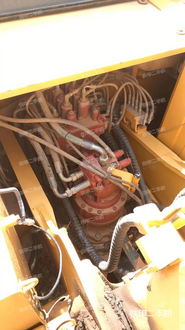 回转马达和主控阀（整机外观）