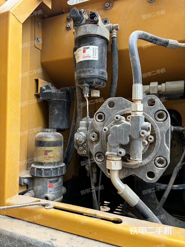 液压泵舱室正面整体（整机外观）