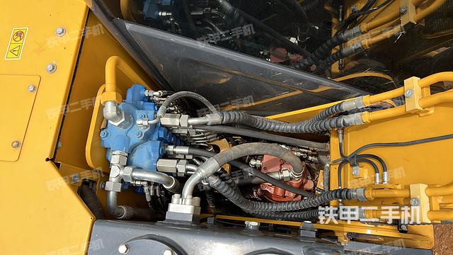 回转马达和主控阀（整机外观）