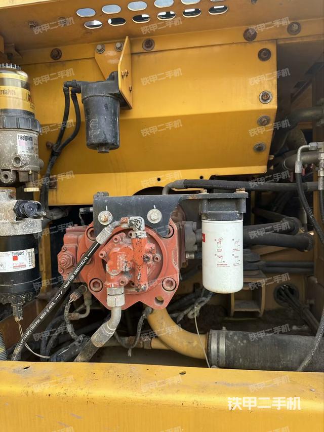 液压泵舱室正面整体（整机外观）