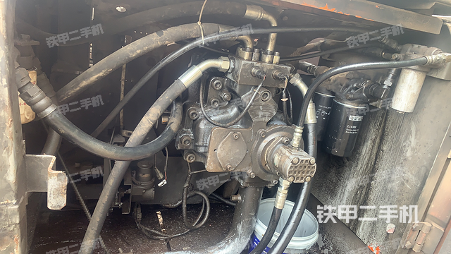 液压泵舱室正面整体（整机外观）