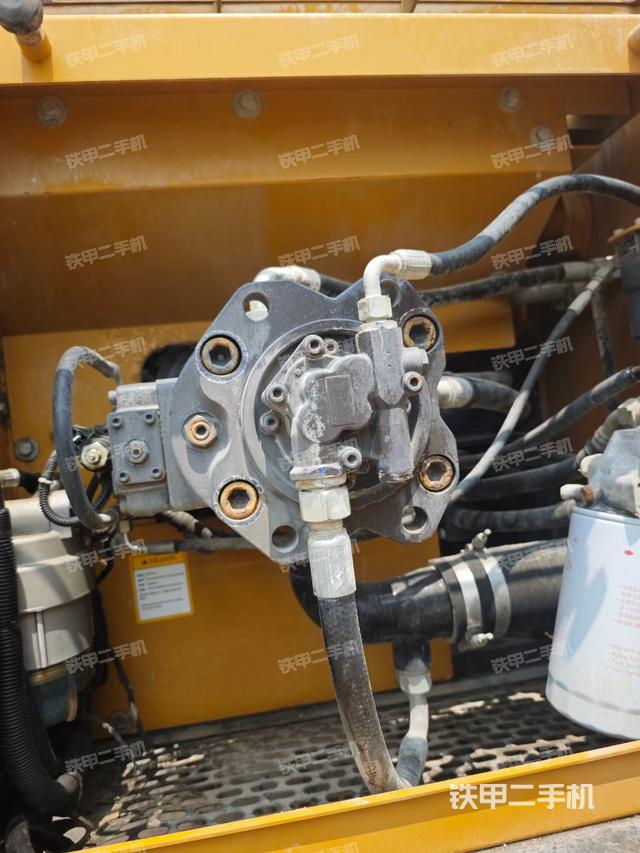 液压泵舱室正面整体（整机外观）