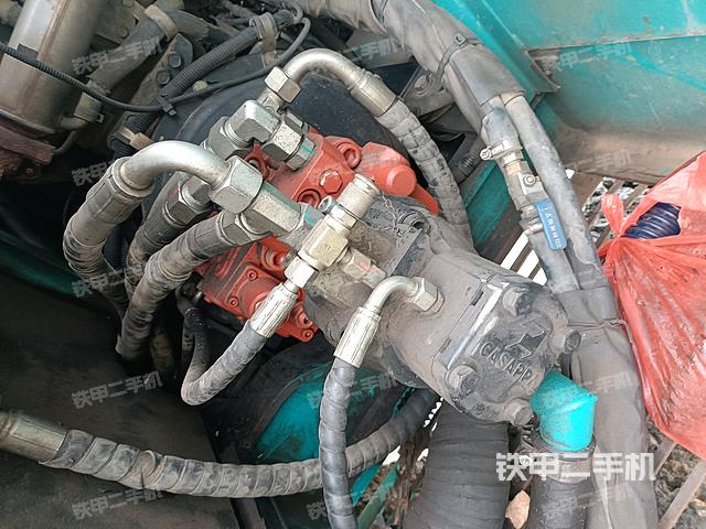 液压泵舱室正面整体（整机外观）