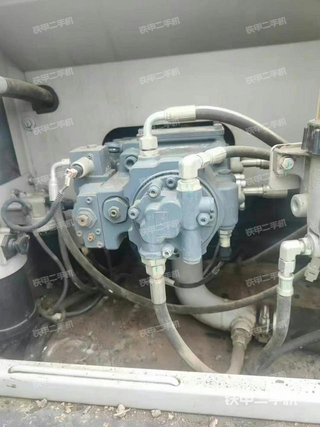 液压泵舱室正面整体（整机外观）